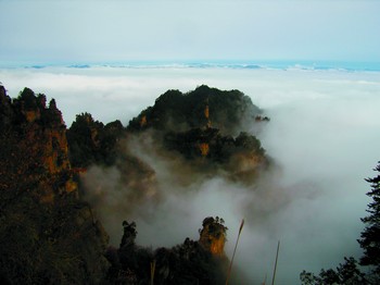 武陵源天子山景区同时出现云海与云瀑景观(图)