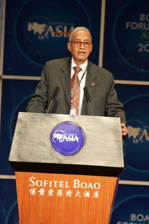 图文：尼泊尔国家部长会议副主席比斯塔在演讲