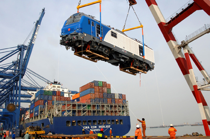 首台中法联合设计生产的“和谐”型机车运抵天津港