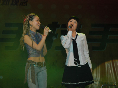图文：著名歌手斯琴格日乐及其妹妹为活动献唱