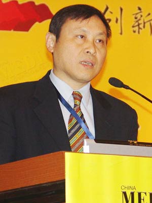 图文：解放日报报业集团社长尹明华在论坛演讲
