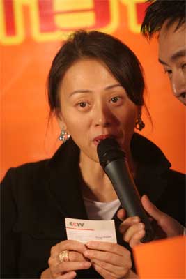 MTV大中华区总裁李亦非女士为到场嘉宾抽奖