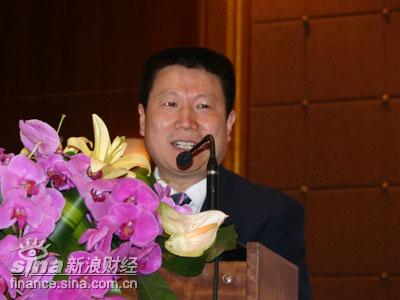 图文：国家工商总局法规司副司长杨红灿颁奖