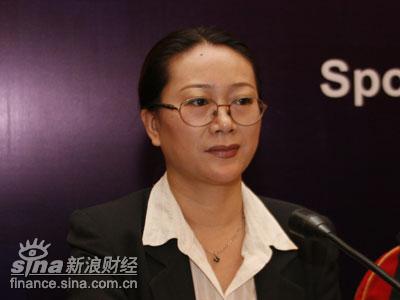 图文:中国企业家调查系统秘书长李兰主持会议
