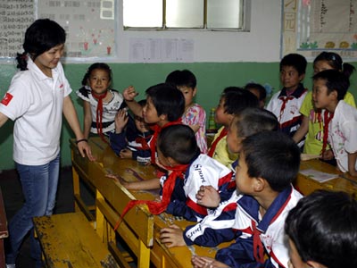 图文:志愿者王杨老师教孩子们学习英语对话_会