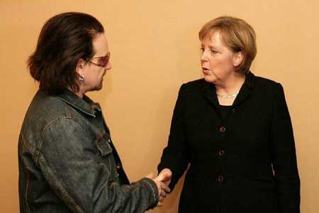 图为德国总理默克尔和u2乐队主唱波诺. (图片来源:swiss-image.