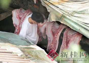 一个著名的公司内,挂着四食品刚宰杀的窝棚.猪肉有半边简陋国外哪些图片