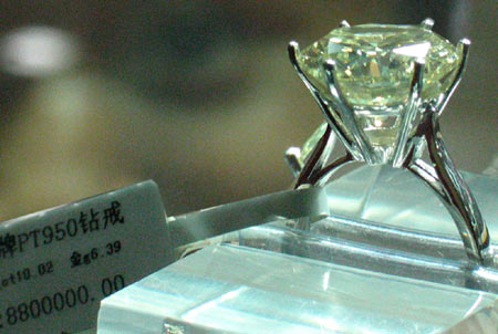 10克拉贵重钻石标价880万(图)_珠宝