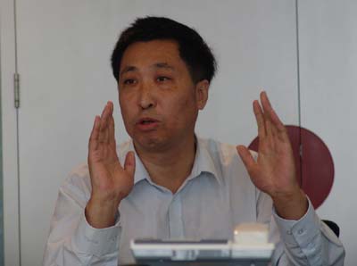 图文:中国政法大学商学院杨帆教授在发言_经济
