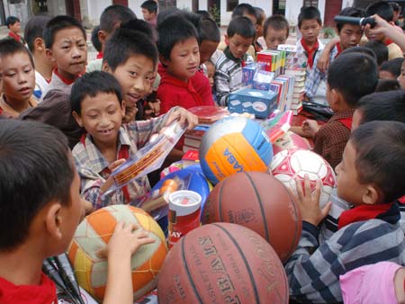 图文:红粉笔计划第一期-捐助给小学的体育用品