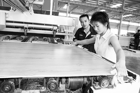 [图文]北京瑞嘉地板厂生产的瑞嘉实木地板，因采用国际领先的实木还原技术处理，无限仿真实木亚光辊漆面，受到消费者欢迎。