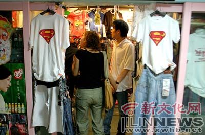长春年轻人流行穿起超人衣服价格卖的也超人