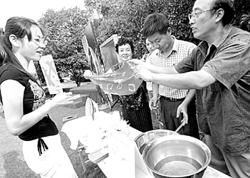 在桂林情趣赏桂体验中,游客饶有情趣地活动南型公园s沙发椅图片