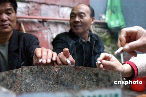 中国烟民去年烧掉2500亿 专家称烟草应提价