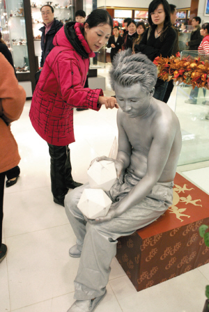 是雕塑还是真人