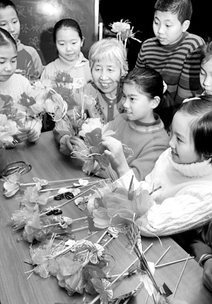 退休教师组织社区小学生捡拾废塑料袋制作各种