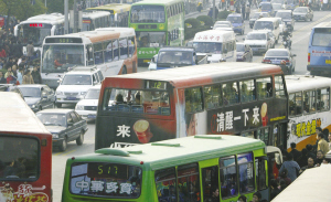 △北京街头拥挤不堪的公交车 phototex图片本报记者 陈静