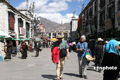 青藏铁路激起西藏游高潮政府解决票源瓶颈