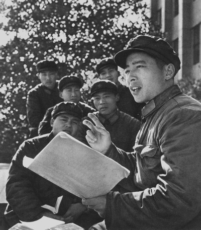 组图:1976故事--南京路上好八连学习毛主席指