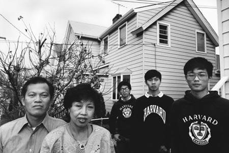 1987年,纽约唐人街,一个华裔家庭合影,三位年轻 ...