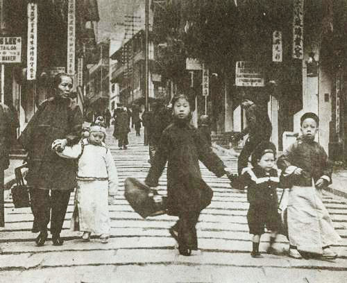 图为香港过新年街头上的孩童 1890年摄(光绪16年