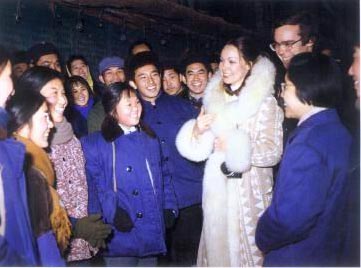 图文:尼克松和夫人,女儿在中国参观访问