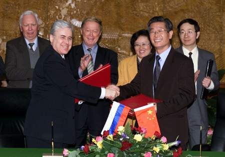 中俄互换批准书 《中俄睦邻友好合作条约》正