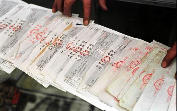 图文:一毛毛地挣钱,一沓沓地交钱(配合本社同