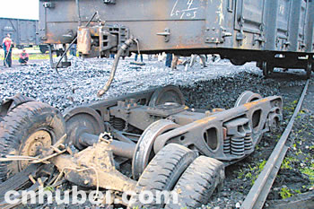 湖北赤壁火车站一运煤火车撞翻一货车后出轨(图)