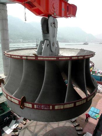图文:世界最大的水轮发电机转轮运抵三峡工地