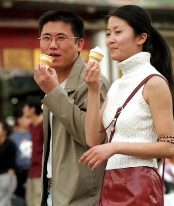 胸肌:北京提前过夏天年轻女孩逛街吃冰激淋锻炼在家女生图文图片