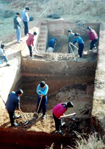 > 正文    4月4日桂林发现大型古墓葬群     文物工作者最近在广西