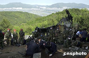 组图:空难中国死难者的家属在事故现场凭吊亲人