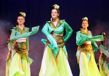 图文:外国舞者钟情中国民族舞蹈