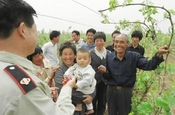 图文:税务干部与百姓心连心