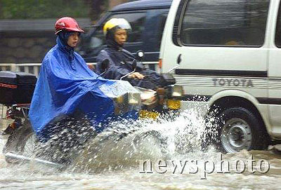 图文:广州连续两天下暴雨 交通严重受阻