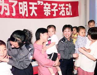 北京劳教人员子女劳教所里过"六一"儿童节(图)