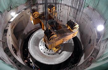 图文:世界最大的水轮发电机转轮完成吊装