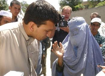 图文:阿富汗妇女抗议美军轰炸无辜平民