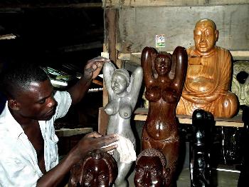图文:刚果(布)的木雕工艺品