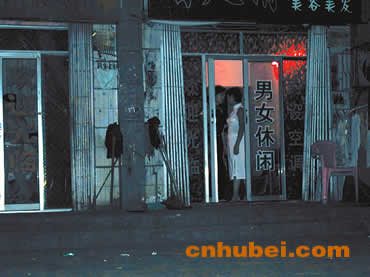 武汉飓风行动全面扫黄 街头一片关门声(图)