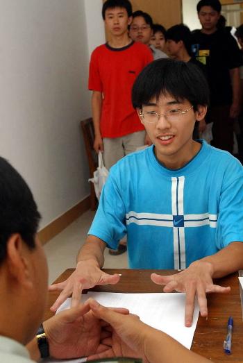 图文:陕西军校考生开始面试体检