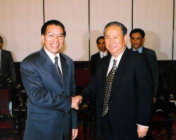 图文:越共总书记农德孟会见姜春云副委员长