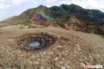 新疆发现中国最大泥火山群 36个火山正在