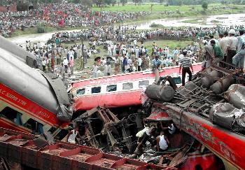 图文:(彩1)印度清理火车事故现场