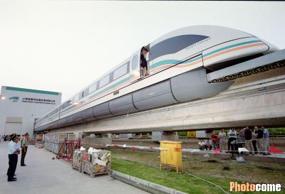 上海磁浮列车首次行驶 小心翼翼1小时挪百米(