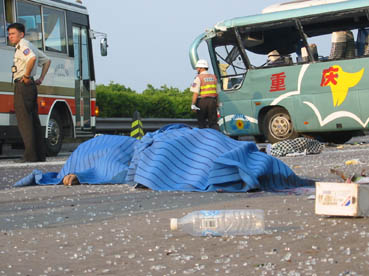 成渝高速路发生特大车祸6人死亡18人重伤图