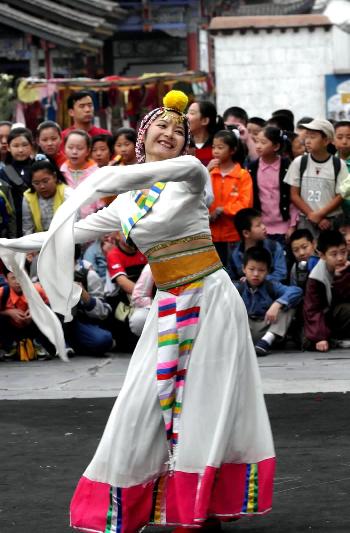 图文:中华民族园推出藏族"望果节"风俗表演