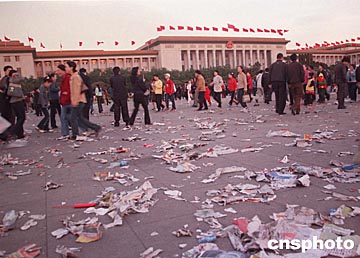 图文:十一升旗过后天安门广场垃圾满地
