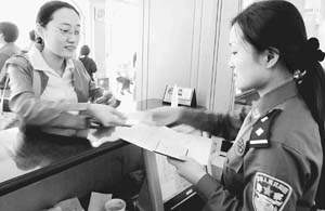 图文:南京市公安局开始办理按需申请护照手续